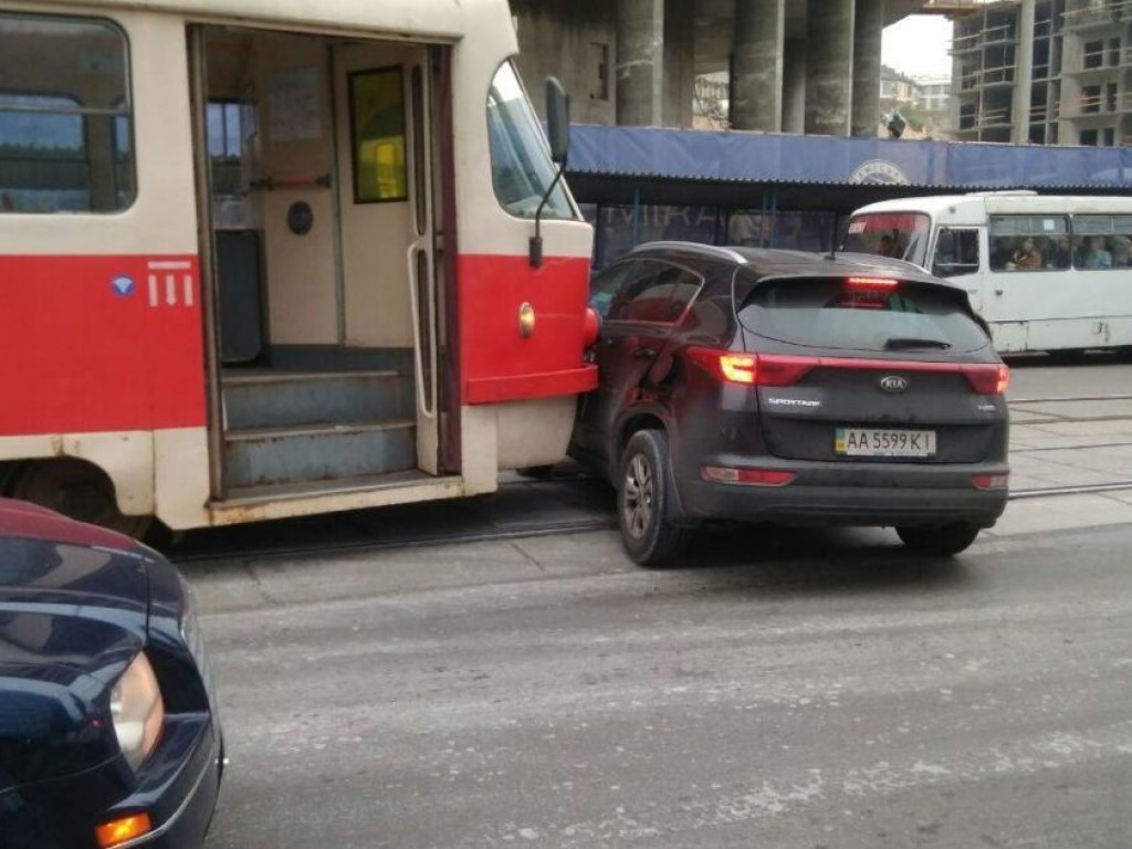 На Кудрявском спуске в Киеве трамвай протаранил кроссовер (ФОТО)