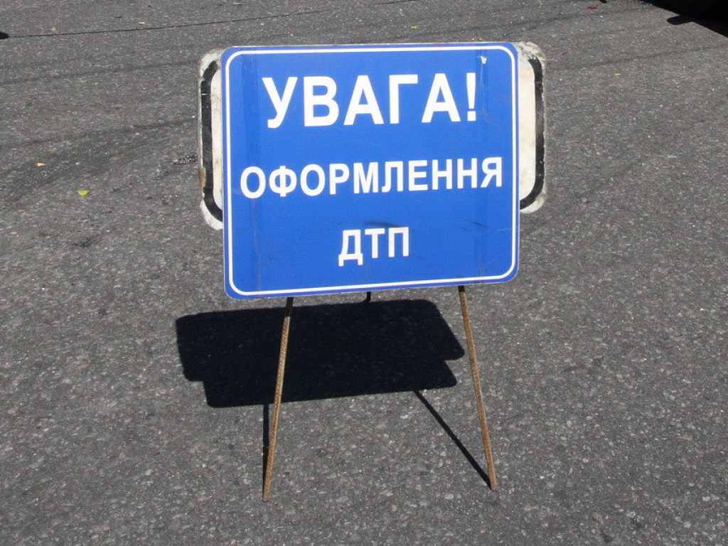Водитель не справился с управлением: в Одессе перевернулась фура (ФОТО)