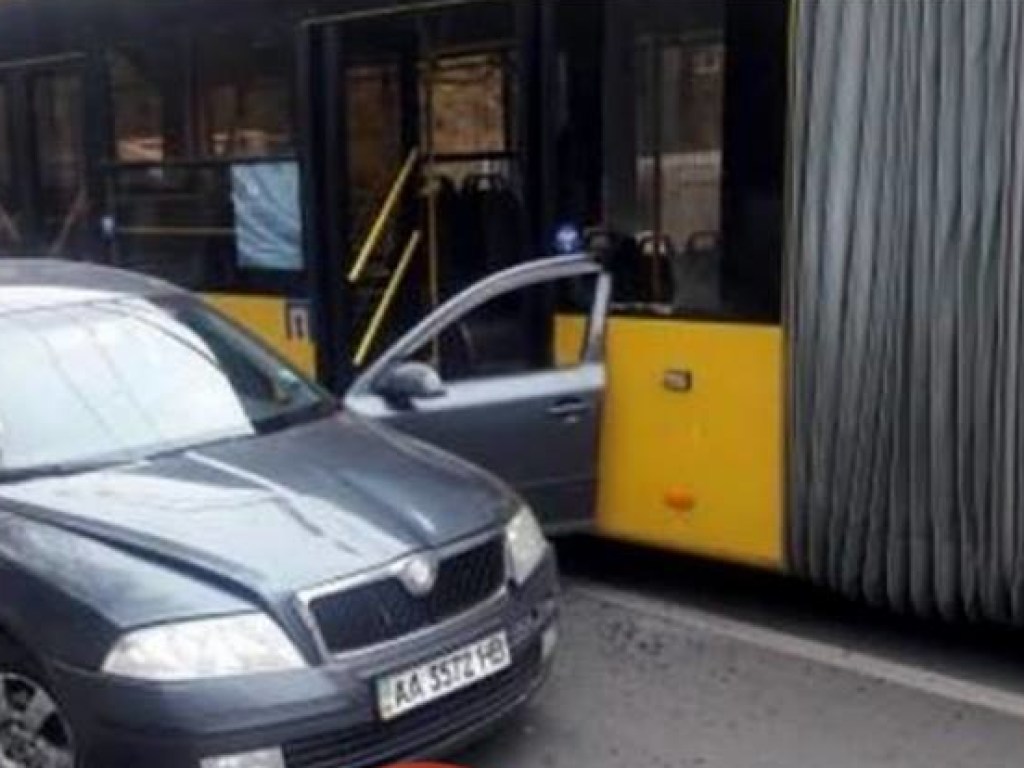 В Киеве водитель Skoda неудачно открыл двери на проезжей части (ФОТО)