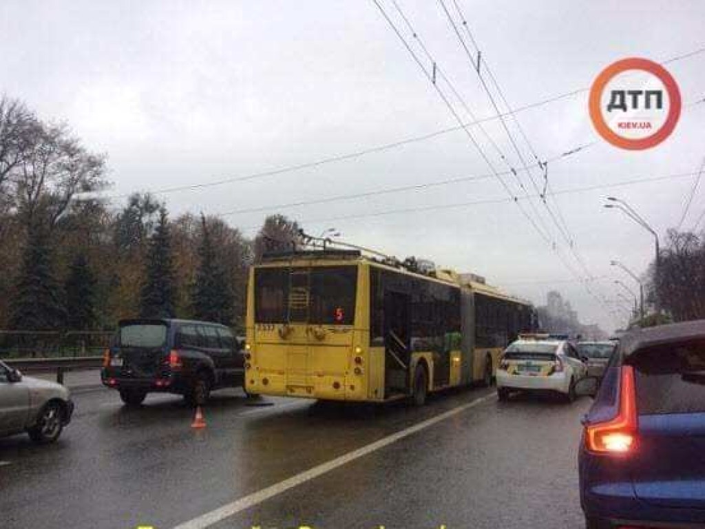 Масштабное ДТП на Шулявке возле зоопарка: машины разбросало по дороге (ФОТО)