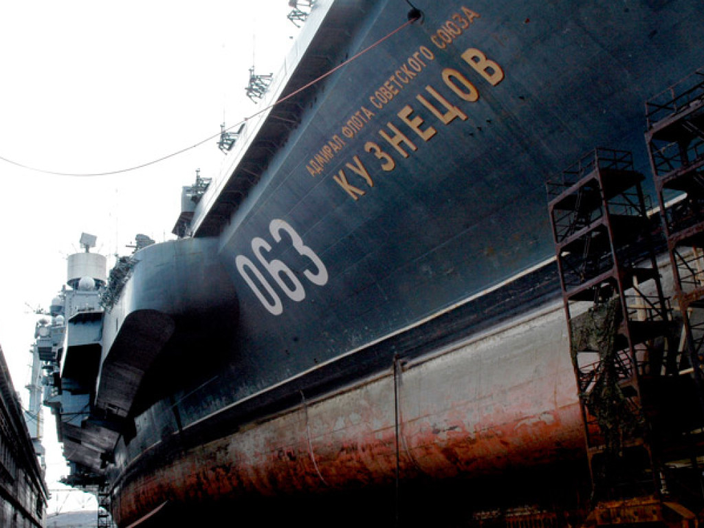 Рваное отверстие размером четыре на пять метров: Башенный кран рухнул на палубу авианосца в РФ