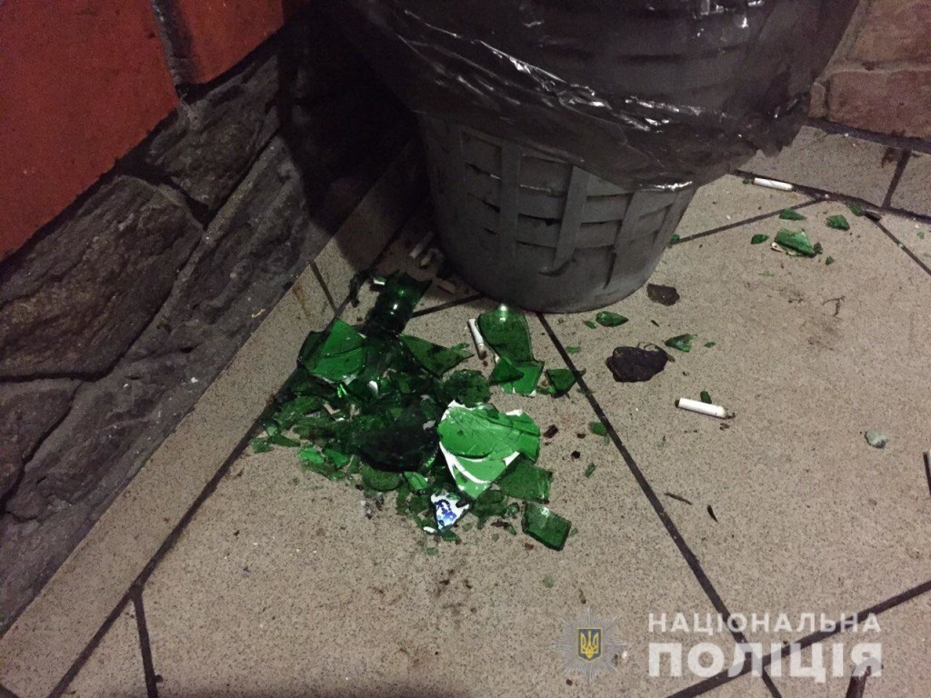 На Харьковщине неадекватный мужчина порезал посетителей кафе «розочкой» бутылки (ФОТО)