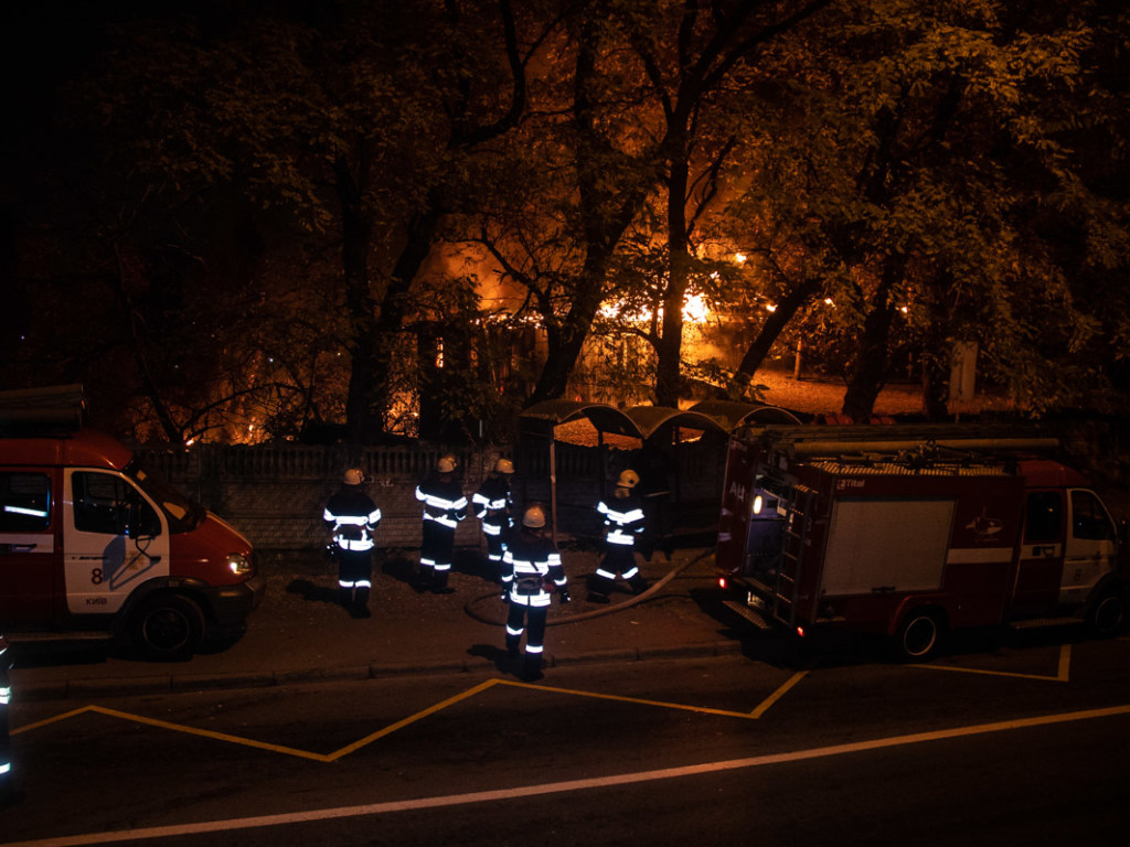 Уничтожены три автомобиля: На проспекте Науки в Киеве сгорело СТО (ФОТО, ВИДЕО)