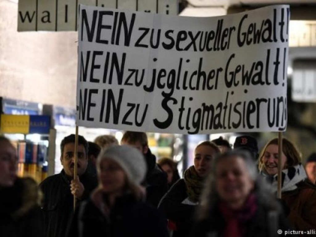 В немецком Фрайбурге проходят протесты из-за группового изнасилования местной девушки (ФОТО, ВИДЕО)