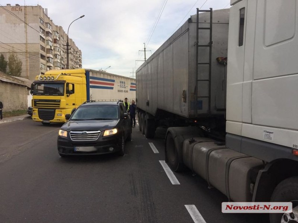 В Николаеве столкнулись тягач DAF и  Subaru (ФОТО)