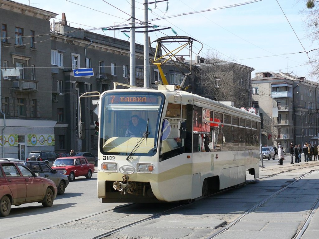 Унесли на руках: В центре Харькова пассажиры трамвая оригинально наказали автохама на Lexus (ВИДЕО)