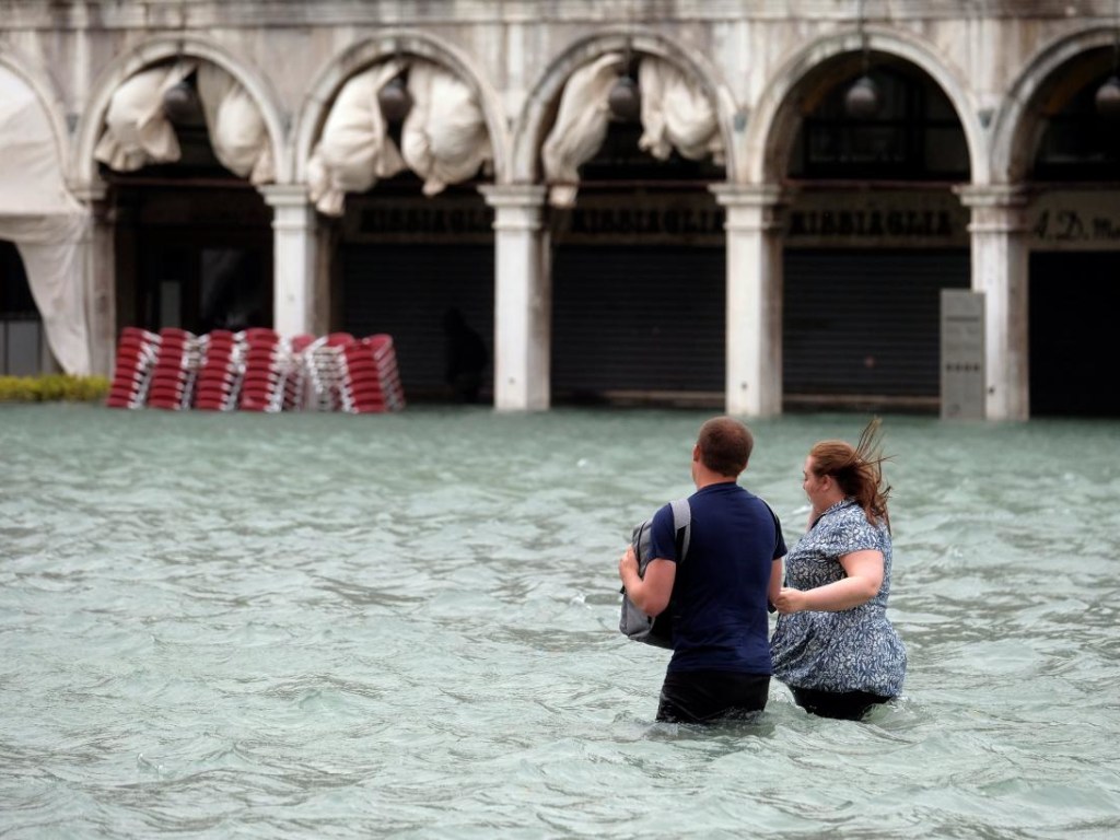 Появились впечатляющие кадры затопления Венеции: 70% города оказались под водой (ВИДЕО)