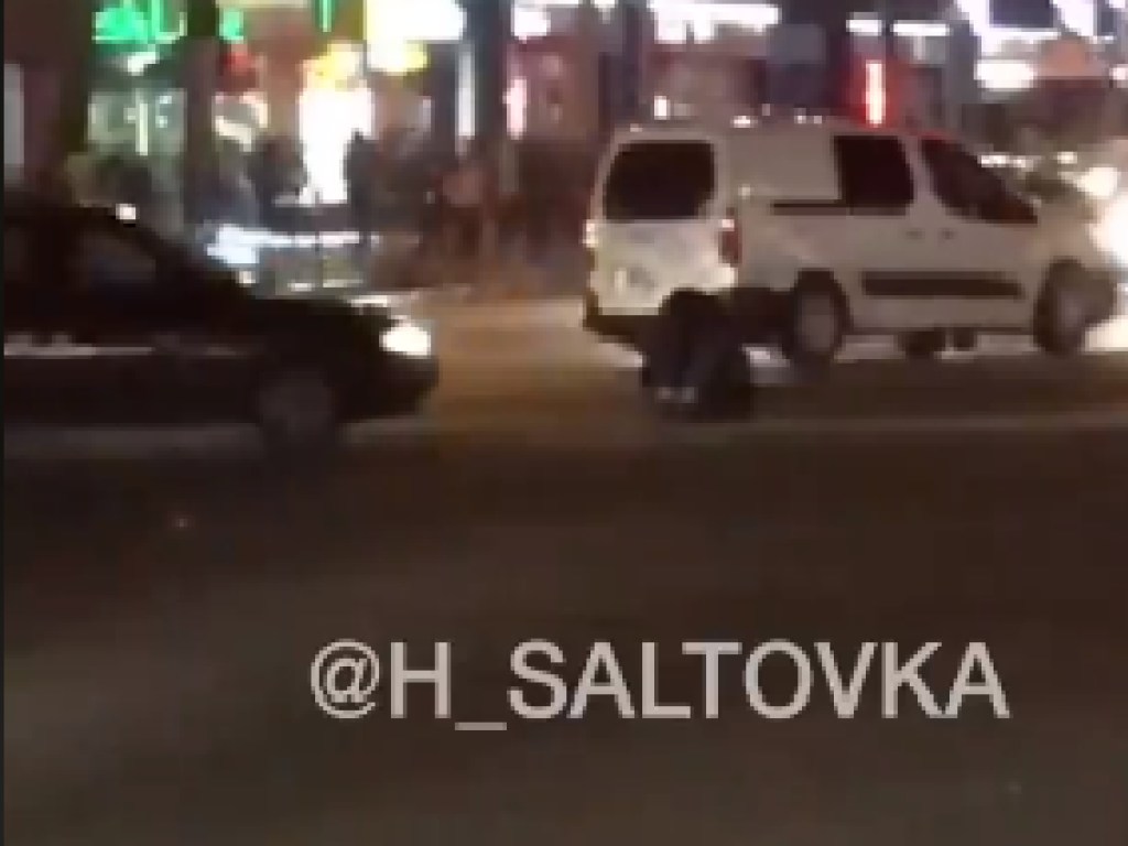 В Харькове мужчина уселся посреди оживленного перекрестка (ВИДЕО)
