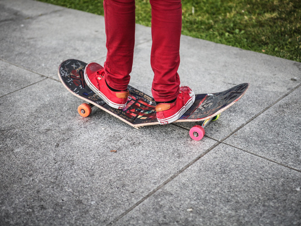 В Мелитополе подростки на скейтбордах прыгали под автомобили (ВИДЕО)