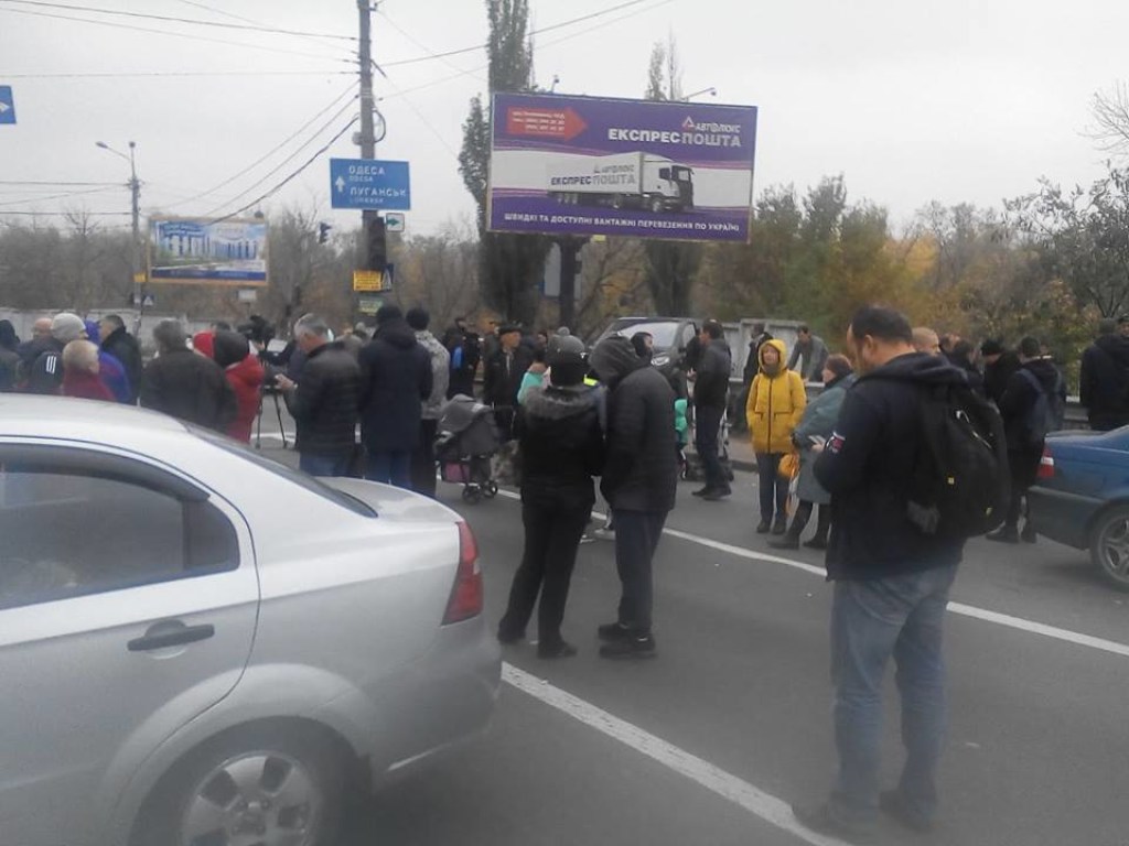 Акция протеста на Харьковском шоссе завершена: энергоснабжение в домах и движение транспорта возобновили (ФОТО)