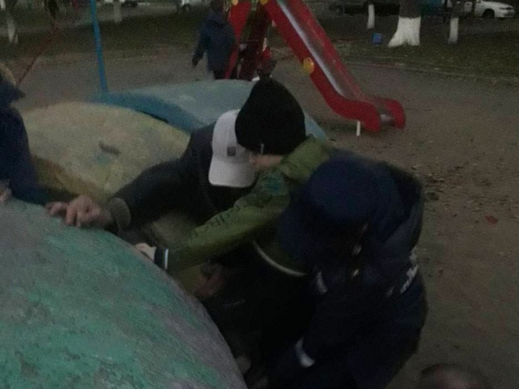 В Николаевской области ножка семилетнего мальчика застряла в железобетонном лабиринте (ФОТО)