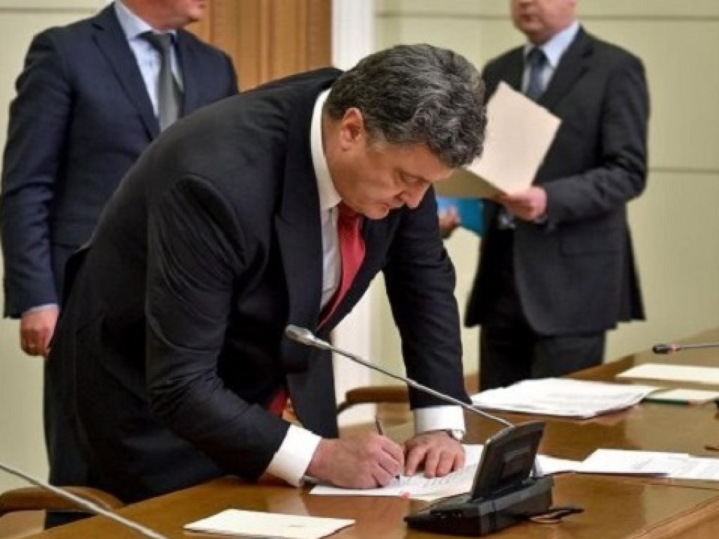 Порошенко подписал закон о возобновлении кредитования
