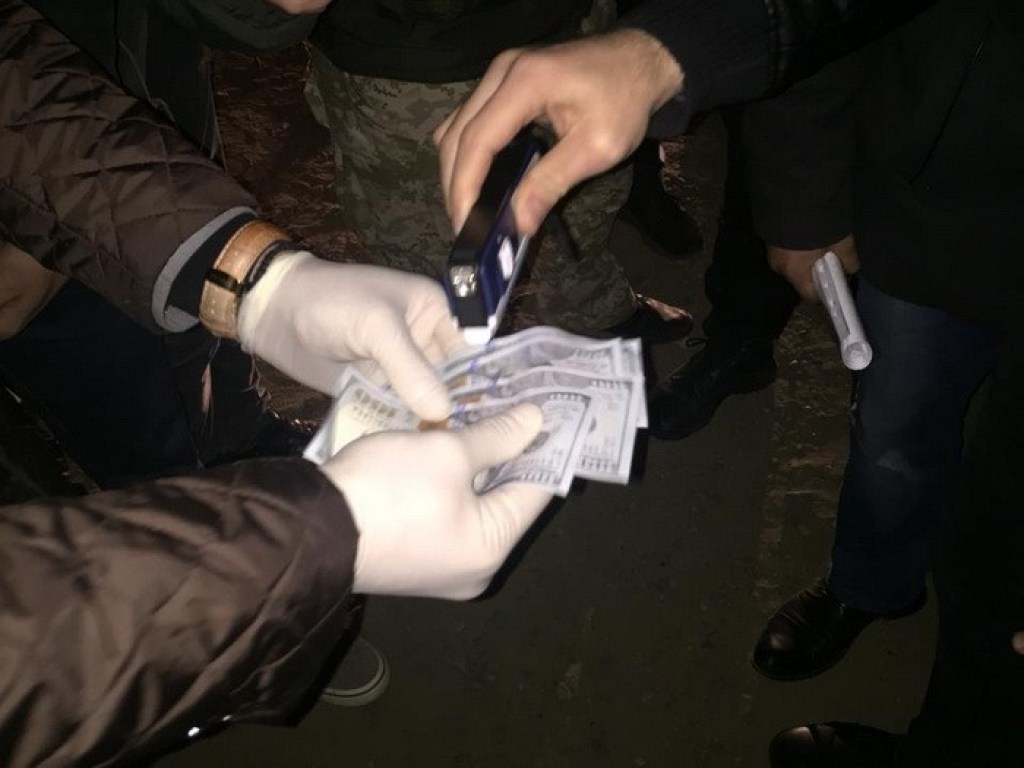 На Буковине при получении взятки задержали полицейских: они бросились убегать от СБУ (ФОТО)