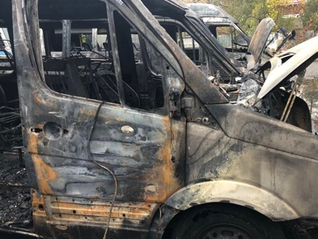 На проспекте Победы в Киеве сгорели четыре микроавтобуса (ФОТО)