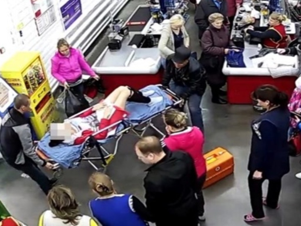В России женщина родила ребенка посреди супермаркета (ВИДЕО)