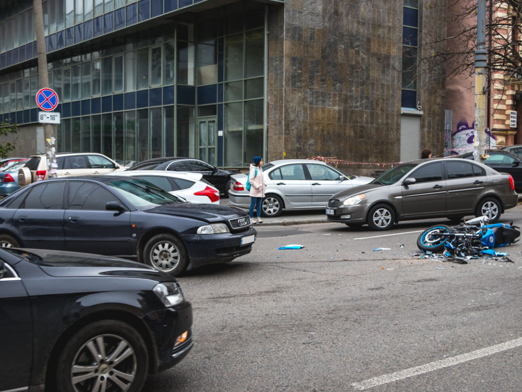 Из-за аварии с Audi и мотоциклом в Днепре остановили движение троллейбусов (ФОТО)
