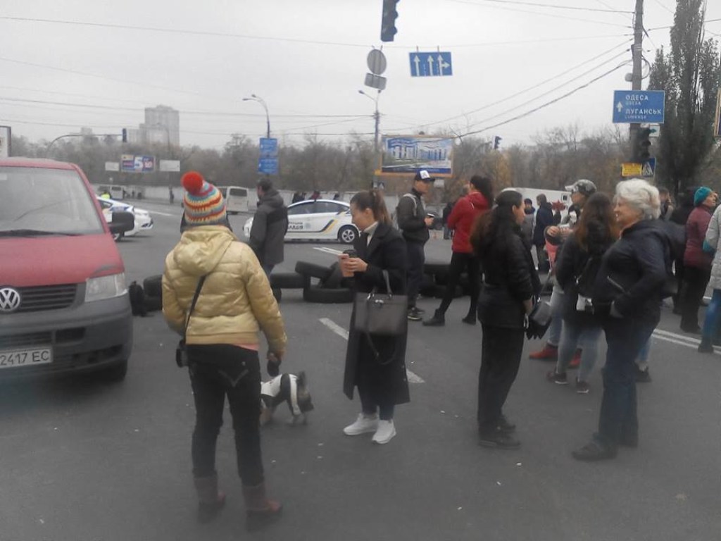 Акция протеста на Харьковском шоссе: полиция задержала провокатора с молотком (ФОТО, ВИДЕО)
