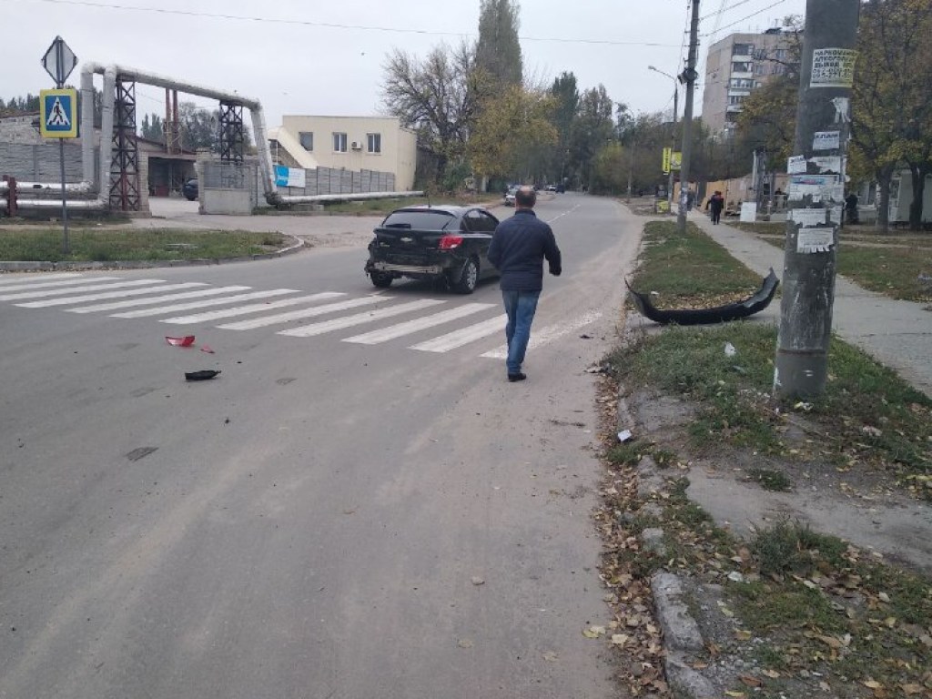 ДТП в Запорожье: от удара с автомобилем мотоцикл отбросило на обочину (ФОТО) 