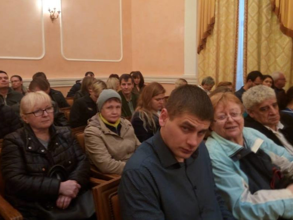 Пенсионерки ворвались в зал Одесского горсовета и заняли почти все места (ФОТО)