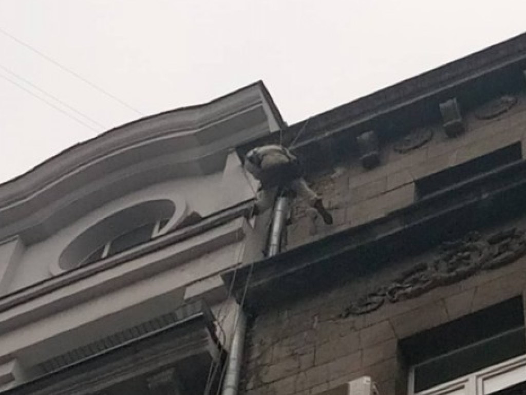 В центре Киева с фасада одного из домов упал на тротуар кусок облицовки (ФОТО)