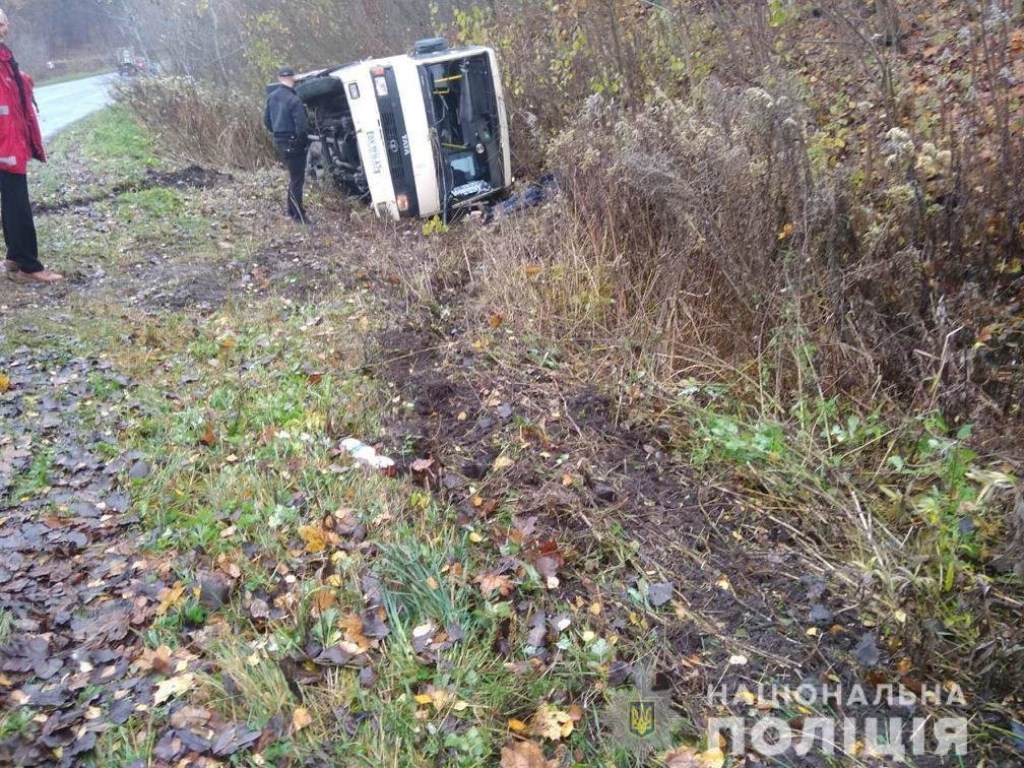 В Тернопольской области рейсовый автобус съехал на обочину и перевернулся, погиб водитель (ФОТО)