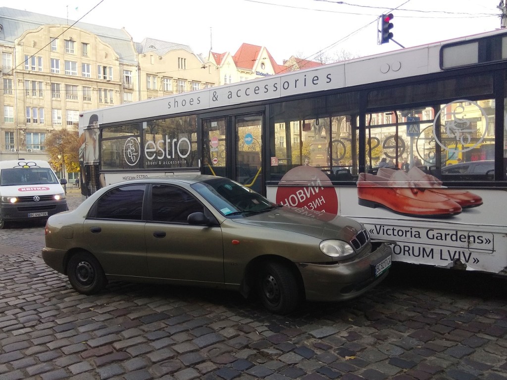 В Харькове Daewoo влетел в трамвай (ФОТО)