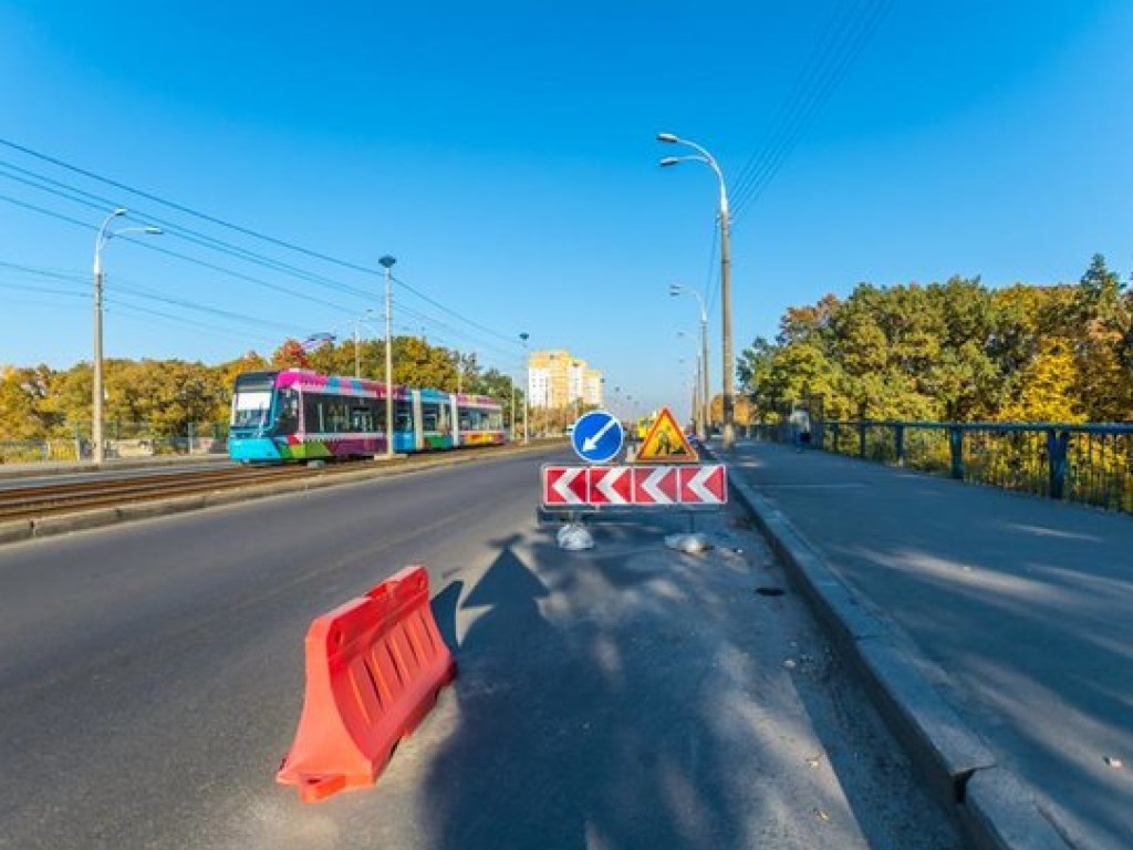 В Киеве на Борщаговке разрушается мост (ФОТО)
