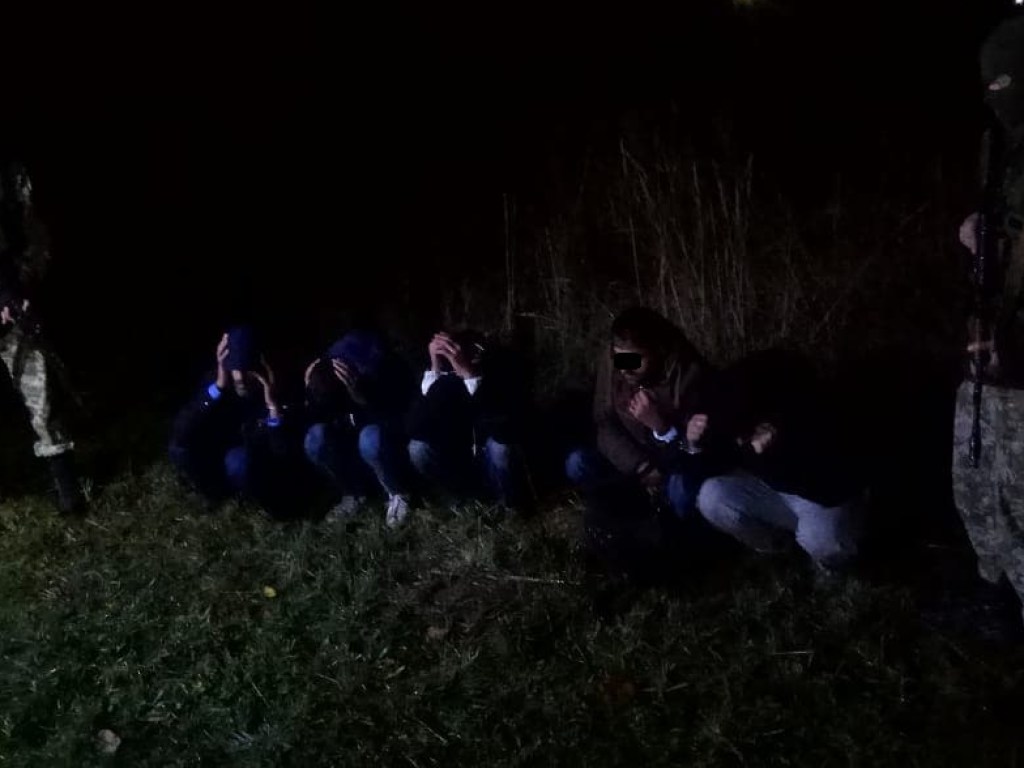 У словацкой границы пограничники задержали пятерых нелегалов (ФОТО, ВИДЕО)