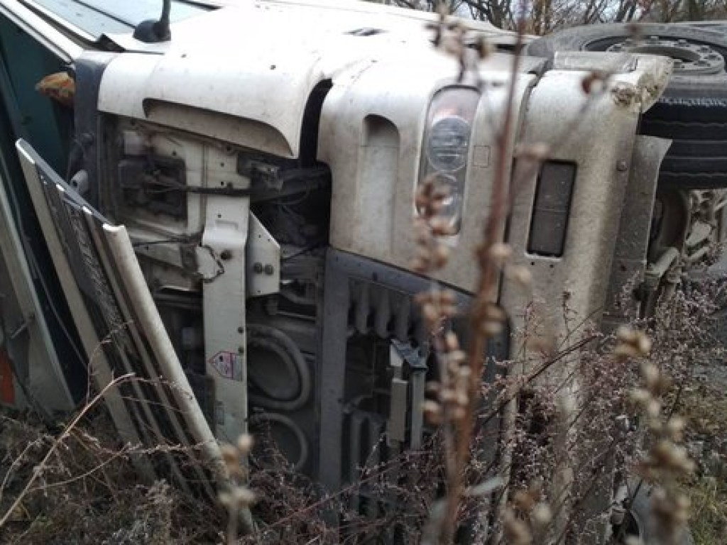 Крупное ДТП на Львовщине: два грузовика слетели с трассы и перевернулись (ФОТО)