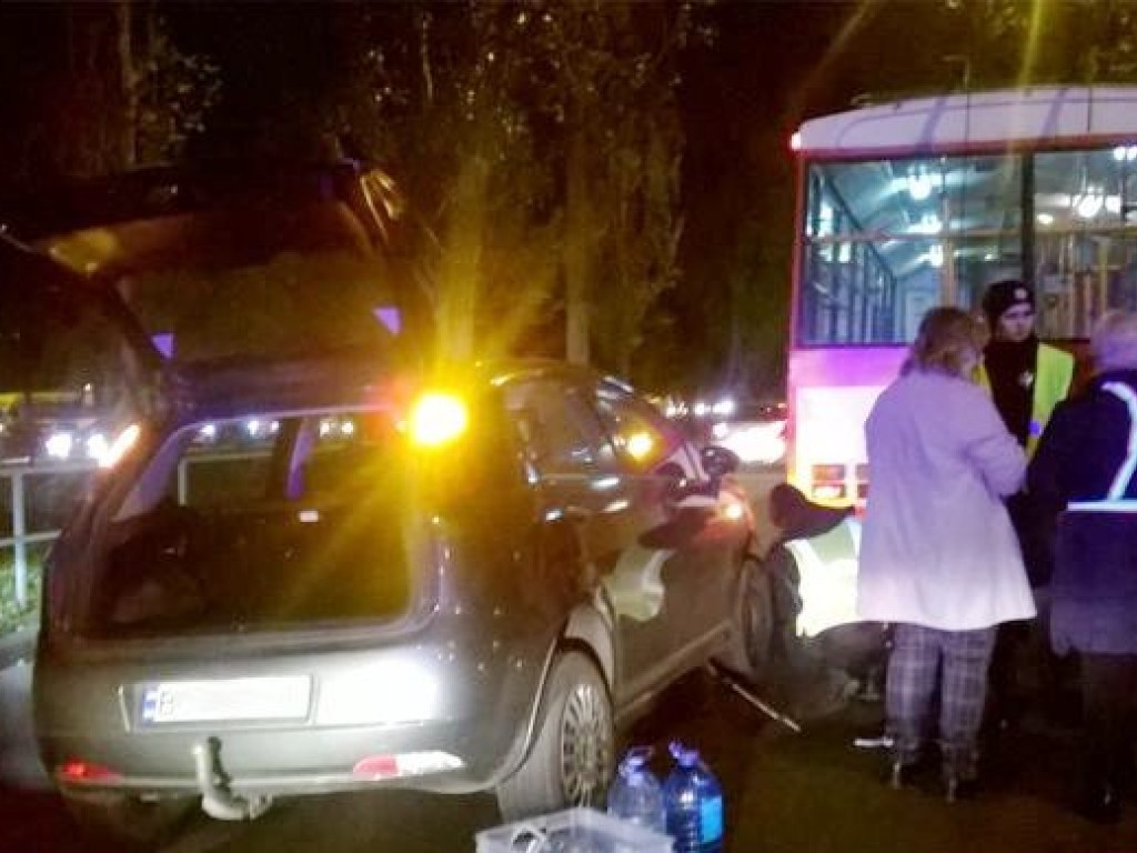 В Николаеве столкнулись легковушка и троллейбус (ФОТО)