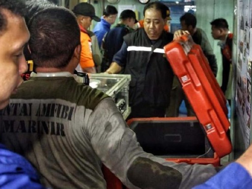 Крушение Boeing в Индонезии: со дна моря подняли «черный ящик» (ФОТО)