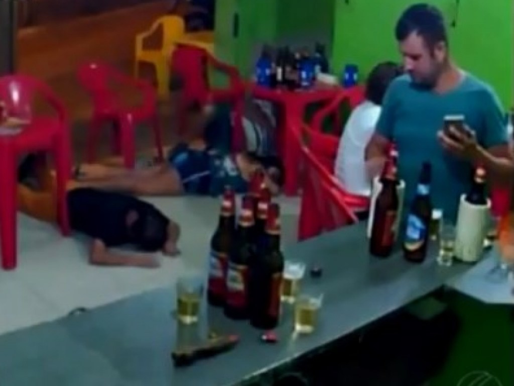 В Бразилии мужчина «проглядел» ограбление бара из-за увеличенной переписки (ВИДЕО)