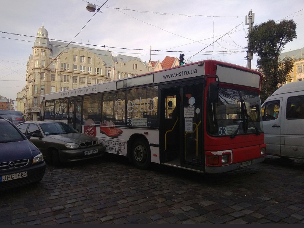 В центре Львова в ДТП попали автомобиль и рейсовый автобус (ФОТО)