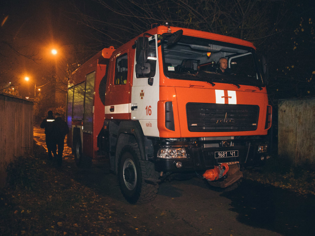 Ночью на ДВРЗ в Киеве неизвестные сожгли кроссовер Toyota (ФОТО)