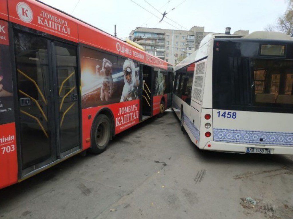  В Запорожье автобус врезался в троллейбус (ФОТО)