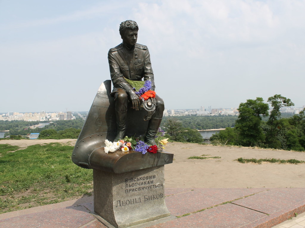 У памятника Леониду Быкову в Киеве нашли свежую детскую могилу