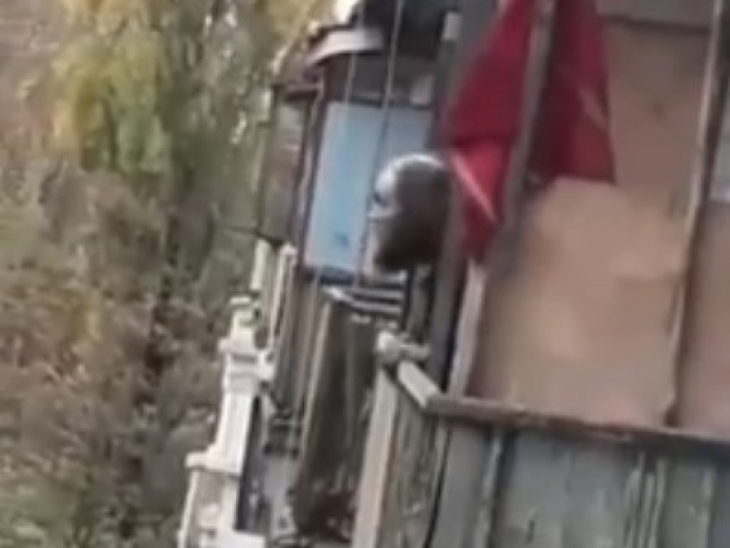 В Киеве неадекватный мужчина выбрасывал с балкона вещи и угрожал самоубийством (ВИДЕО)