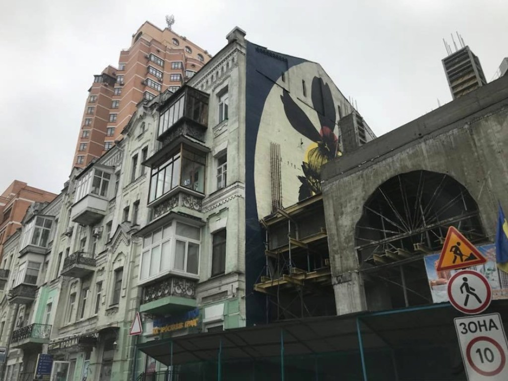 В центре Киева застройщик испортил мурал, нарисованный итальянским художником (ФОТО)