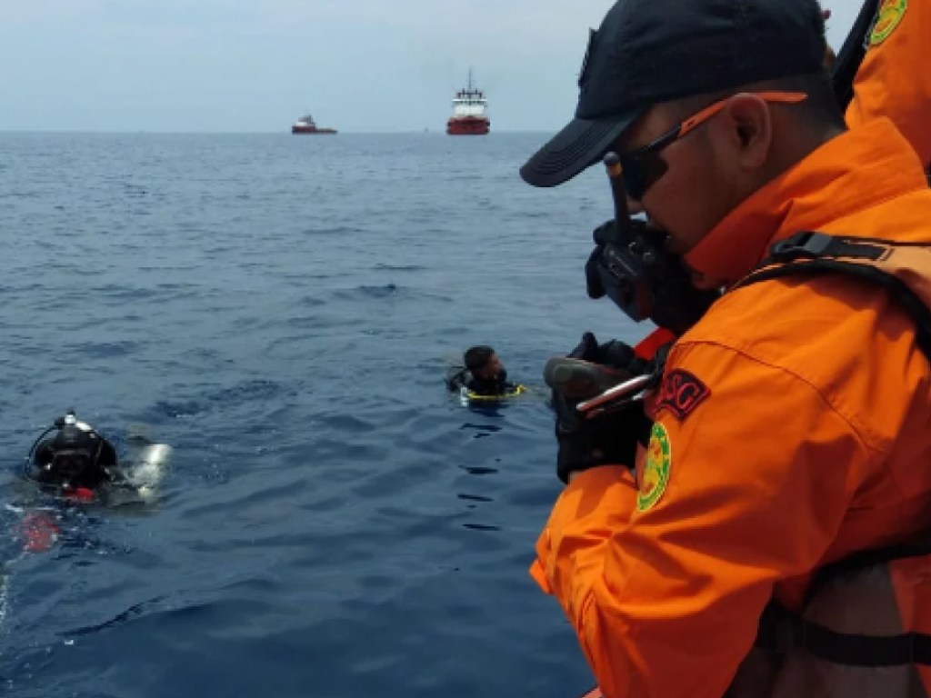 Спасатели обнаружили новые обломки Boeing, потерпевшего крушение возле Индонезии
