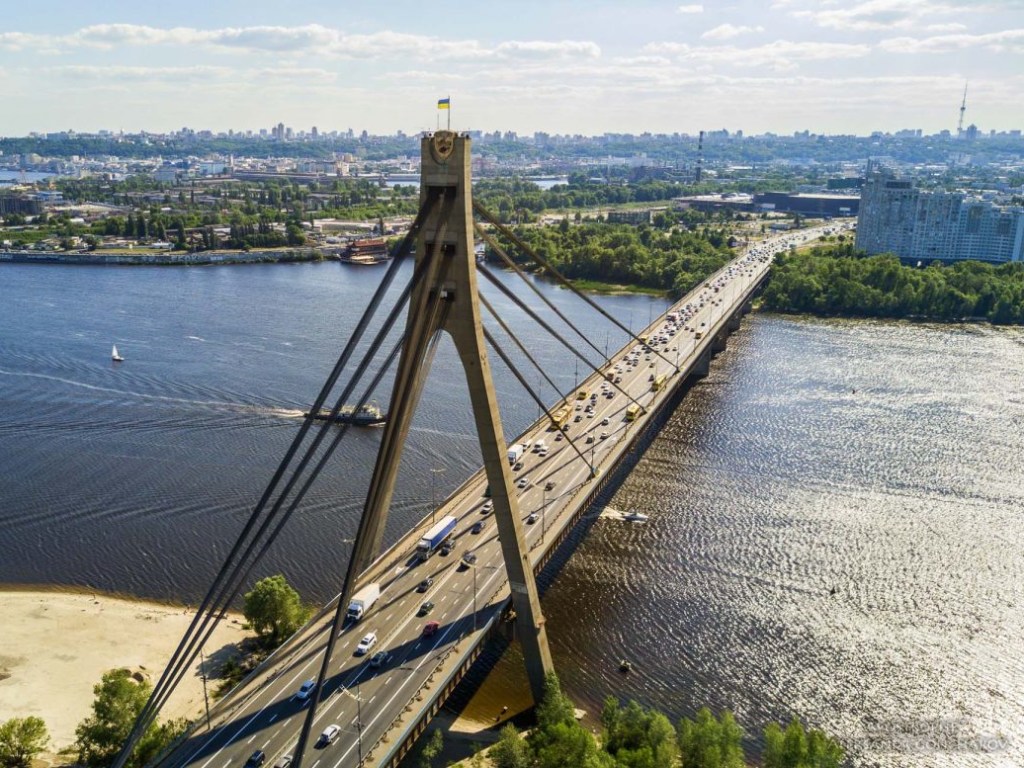 Ради селфи: Ребенок повис на огромной высоте на столичном Северном мосту (ВИДЕО)