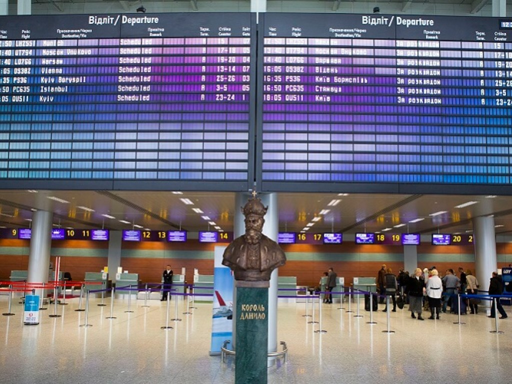 Застряли на двое суток в аэропорту: туристы не смогли вылететь из Львова в Египет