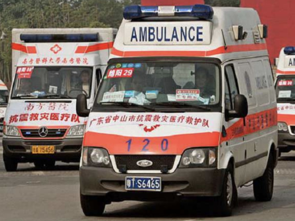 В Китае в результате конфликта пассажирки с водителем автобус упал в реку: 13 погибших