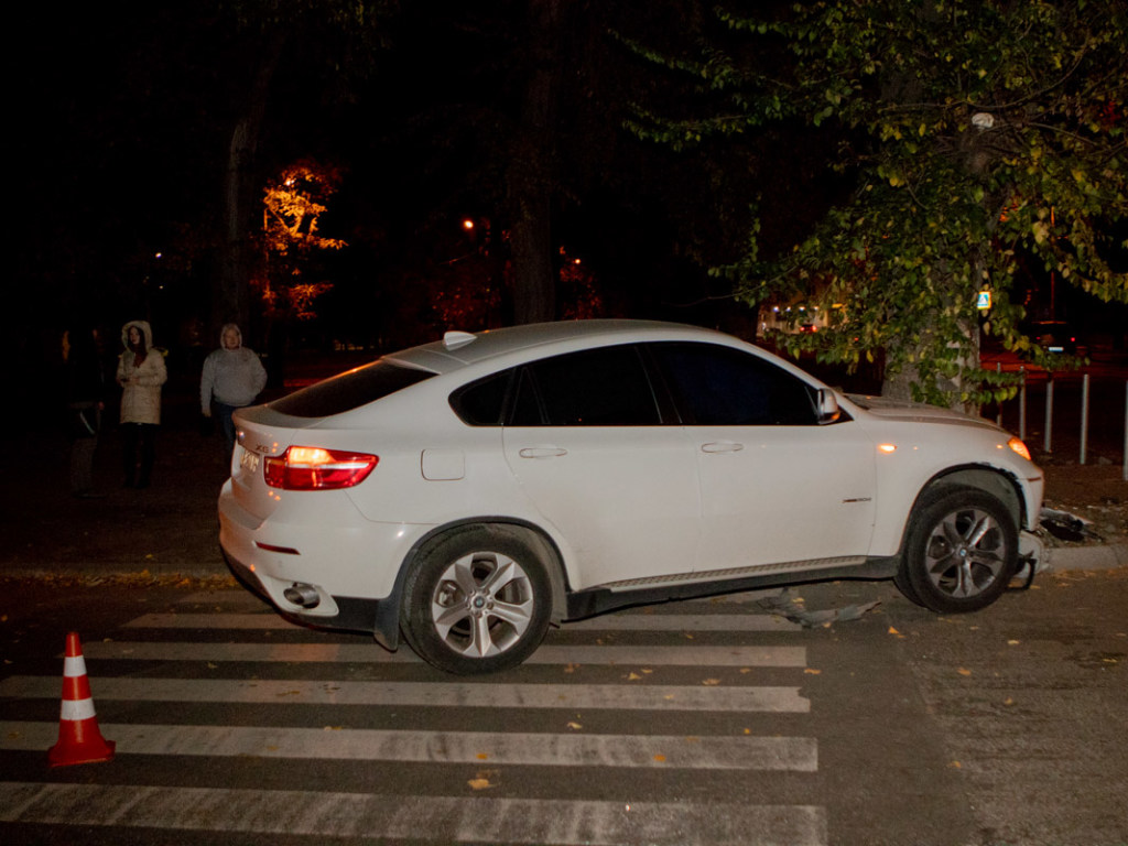 В центре Днепра столкнулись Peugeot и BMW, пострадала девушка (ФОТО, ВИДЕО)