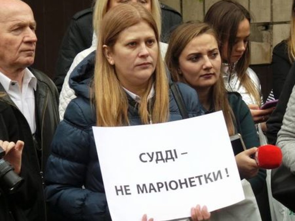 Столичные адвокаты провели пикет в центре Киева (ВИДЕО)