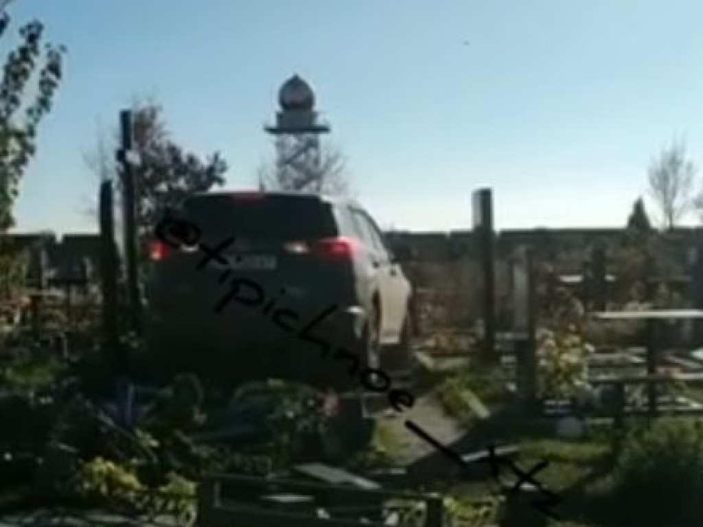 В Харькове священник на внедорожнике прокатился по могилам — СМИ (ВИДЕО)