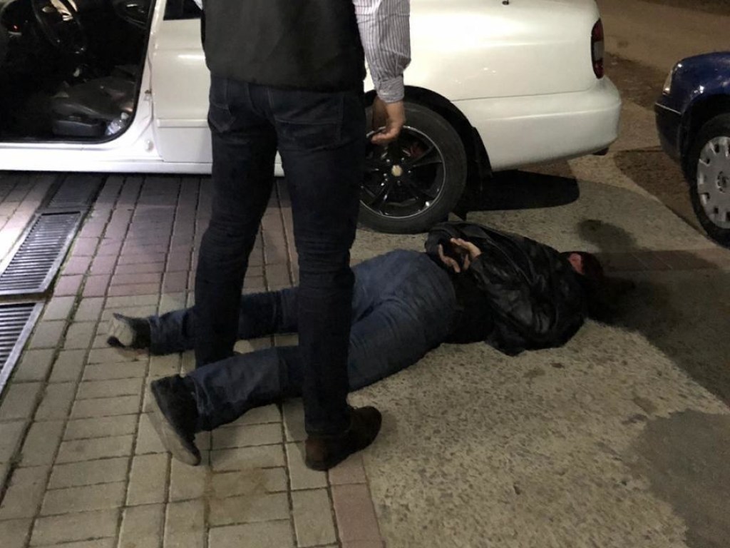 «Бизнесмен» на белой иномарке: под Ужгородом задержали таксиста, который подрабатывал сутенером (ФОТО)