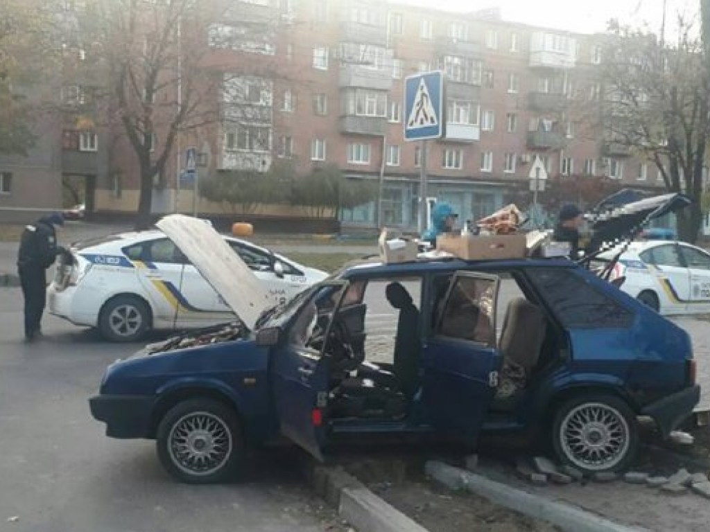Пьяный водитель «ВАЗ» протаранил патрульную машину в Харькове (ФОТО)