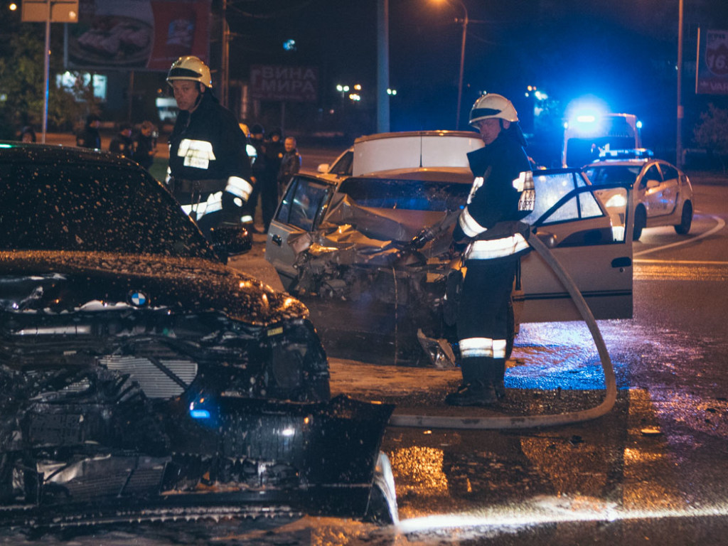 Ночная погоня в Днепре с 10 патрульными машинами: водитель BMW устроил «лобовое» ДТП  (ФОТО, ВИДЕО)