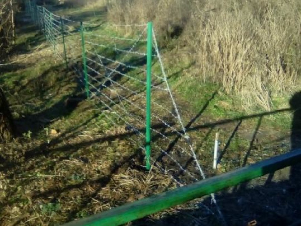 Случай на границе: Россия отгородилась от «ЛНР» колючим забором (ФОТО)