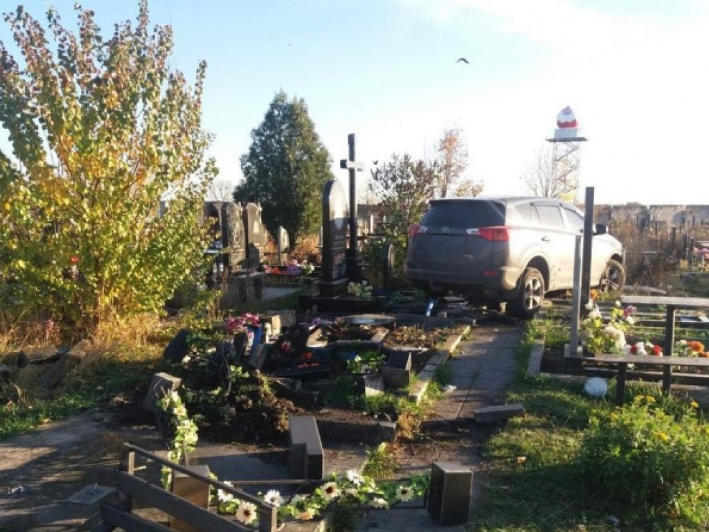 Пьяный батюшка на Toyota учинил «погром» на кладбище в Харькове (ФОТО, ВИДЕО)